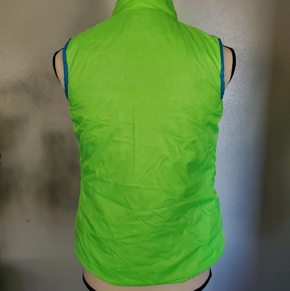Layer 8 reversible and packable vest - Picture 7 of 9